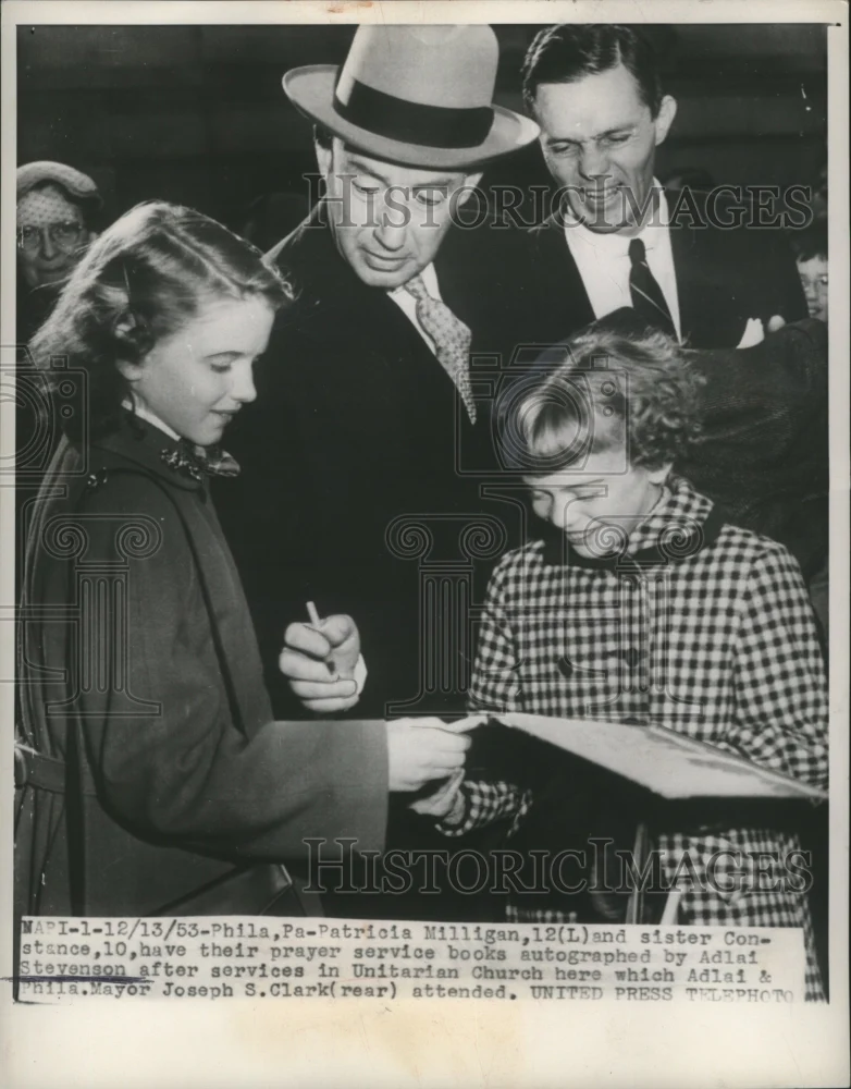 1953 Press Photo Adlai Stevenson Autographs Prayer Service Books After Services