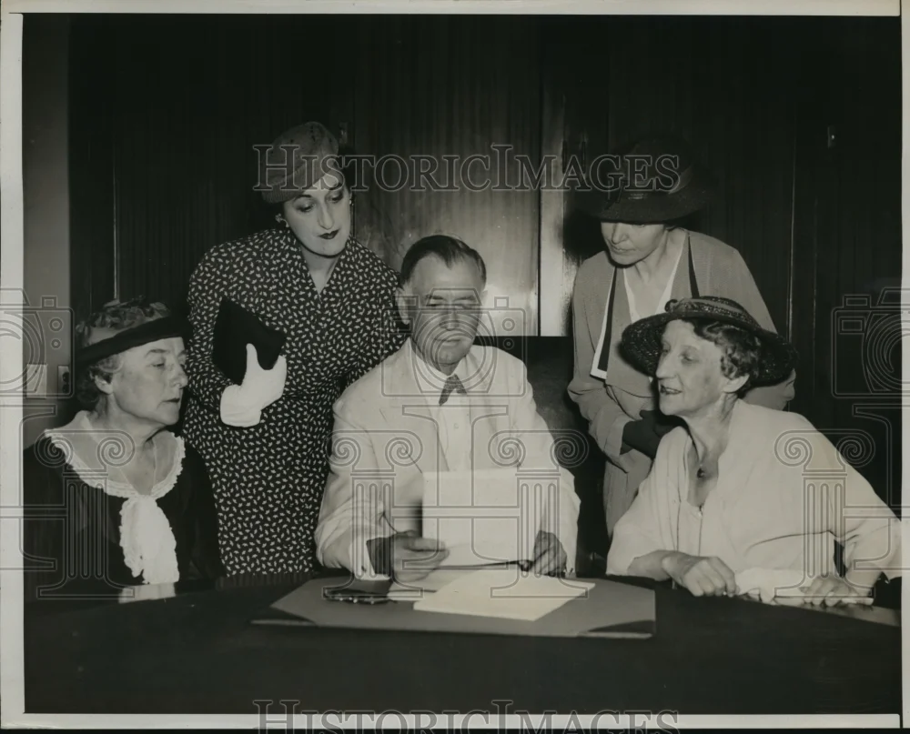 1937 Press Photo Senator Key Pittman Meets with Peoples Mandate Committee