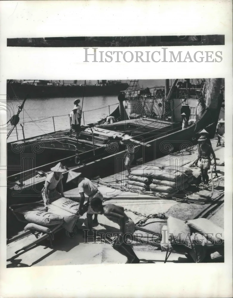 1951 Press Photo Commercial Fertilizer brought into Formosa by Joint Commission