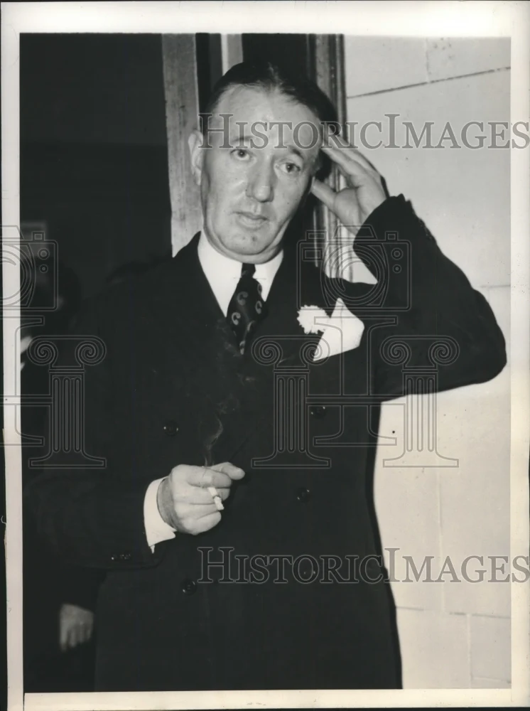 1945 Press Photo John O' Brien-Justice of the Peace faces reporters - nef70659