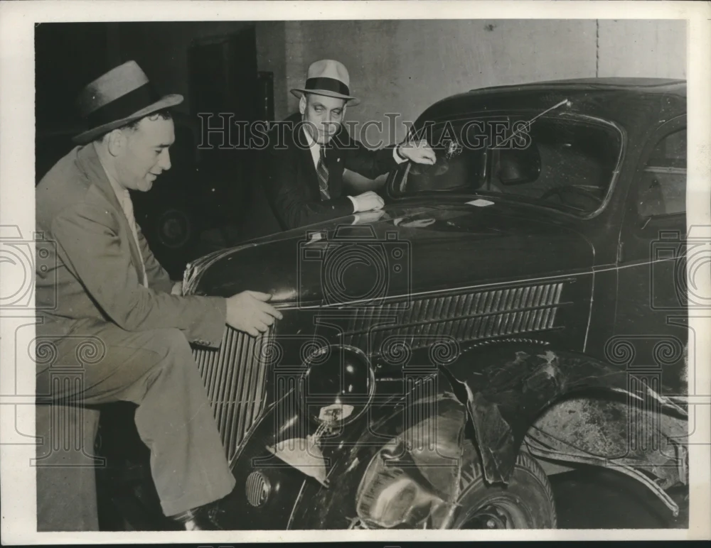 1937 Press Photo Detectives check smashed and bullet riddled car of auto thief