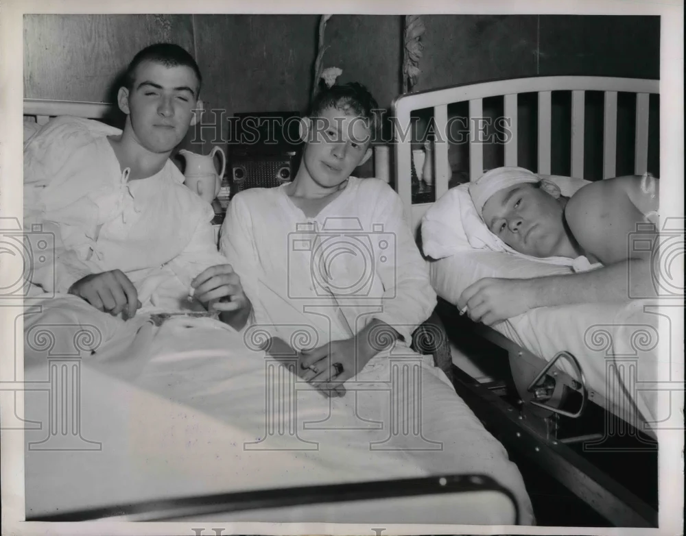 1950 Press Photo Great Lakes Naval hosp. Pvt AL Lee, Pfc L Smithlauser,C Fan