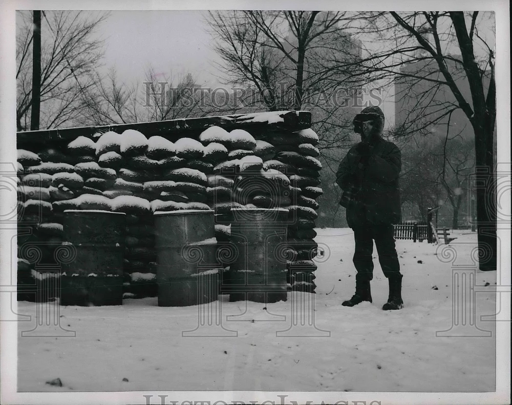 1953 Press Photo Pvt. Jerome Finn guarding the Chicago lake front in Winter Day