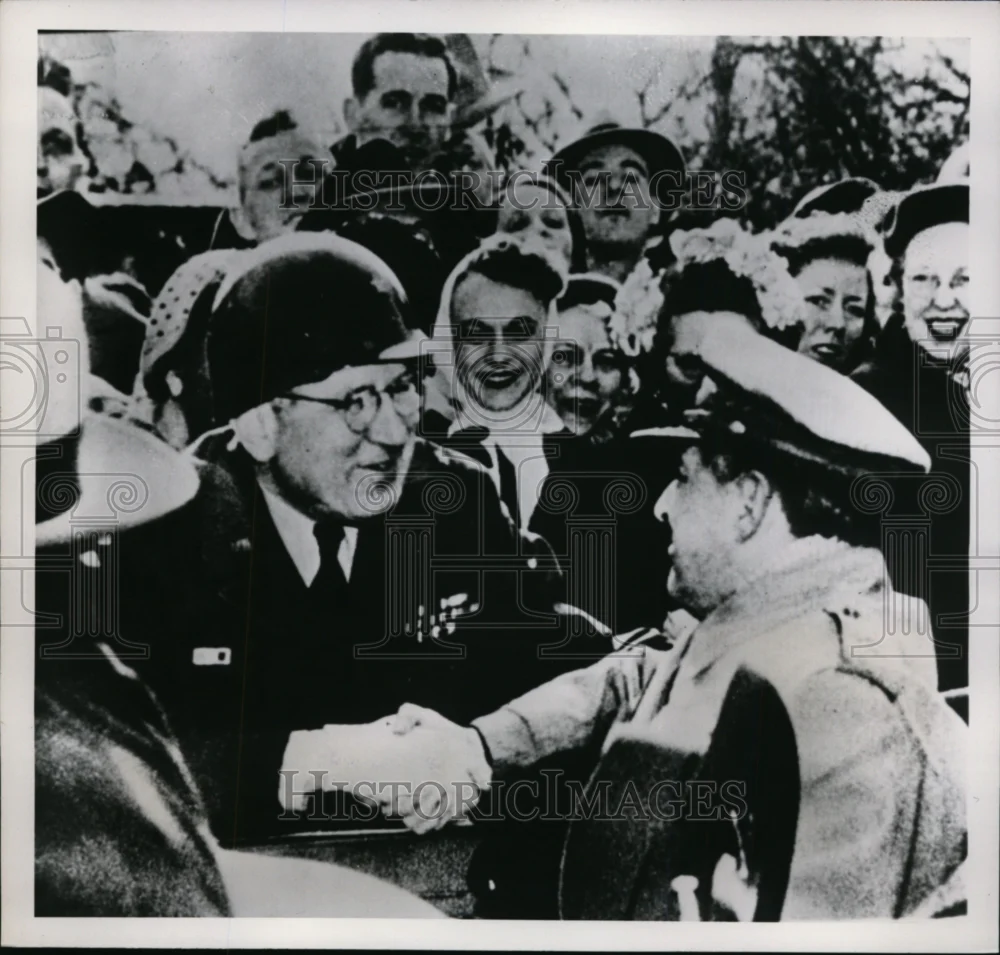 1951 Press Photo Gen Julius Klein of IL National Guard Welcomes Gen MacArthur