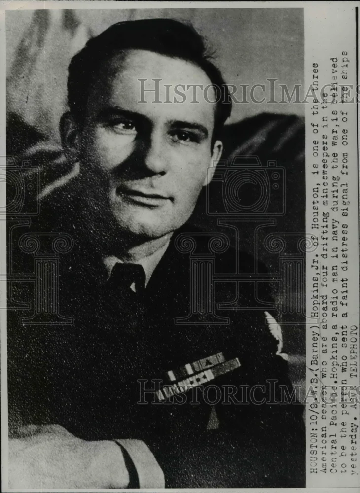 1947 Press Photo W.B. Hopkins Jr Seaman Aboard Drifting Minesweeper in Pacific