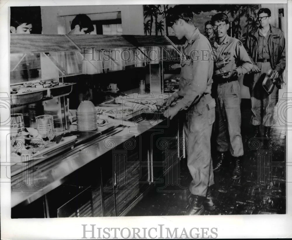 1971 Press Photo The 86th Engineer Battalion during lunch break at Ft. Lewis