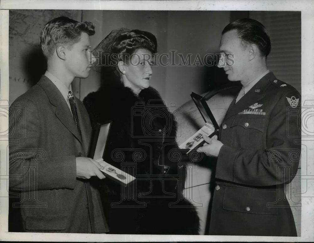1944 Press Photo Family of Stanley Anderson receive his Posthumous Awards