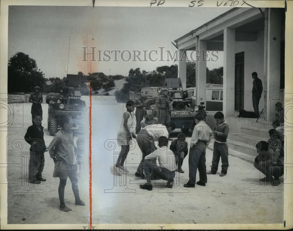 1964 Press Photo United Nations British Troops guard Refugee Building in Cyprus