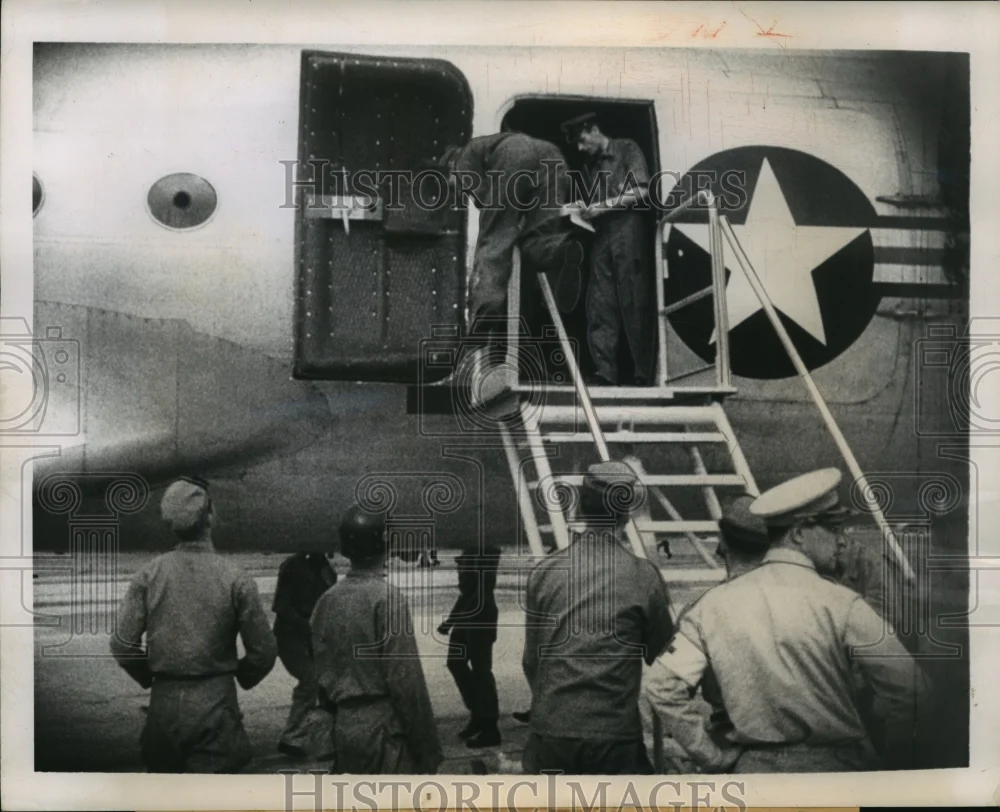 1950 Press Photo Soldiers being unloaded in Japan from teh Korean front