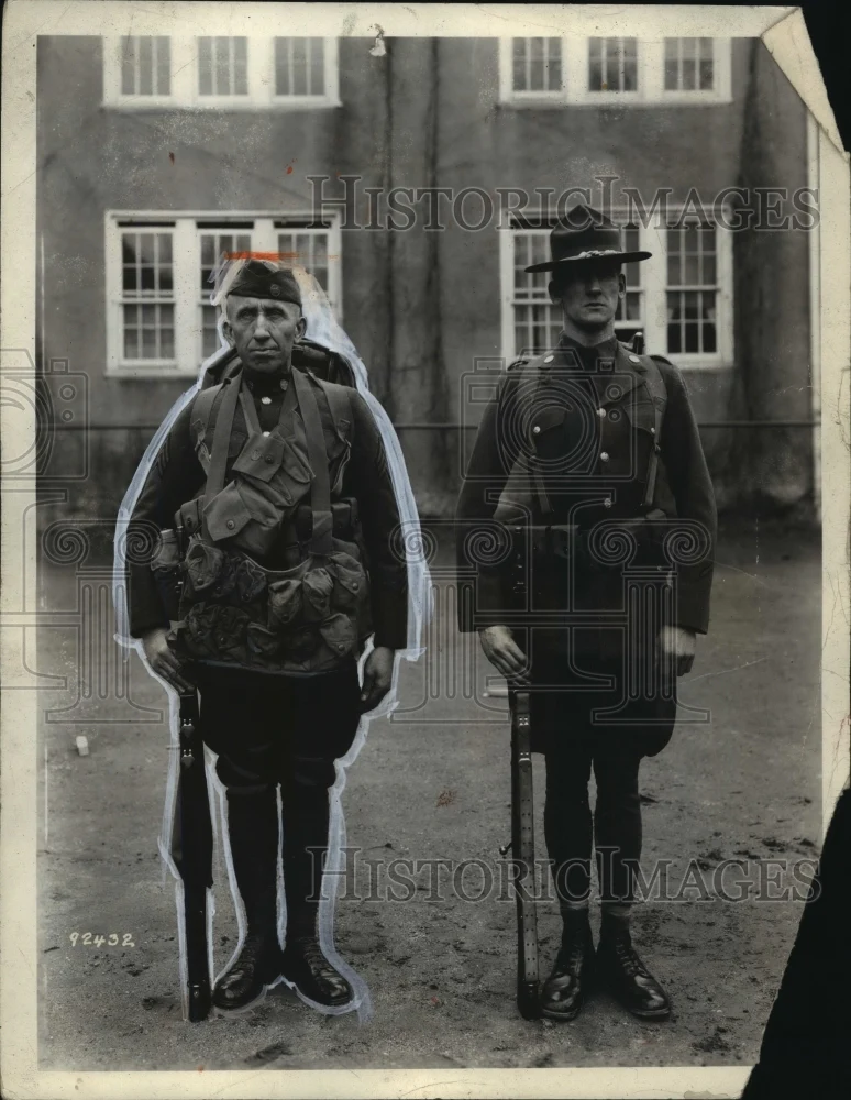 1935 Press Photo U.S Army Old and New Infantry Field packs Uniforms - nem53684