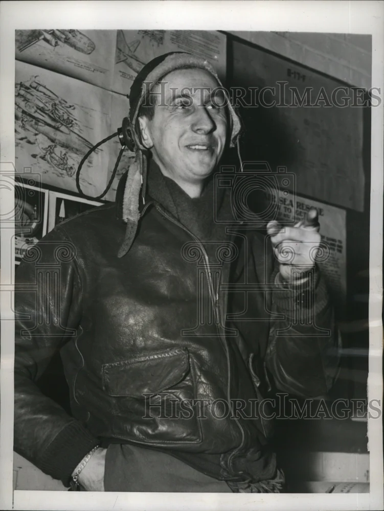 1944 Press Photo Capt Henry Wojdyla Safely Returns to His Base in England
