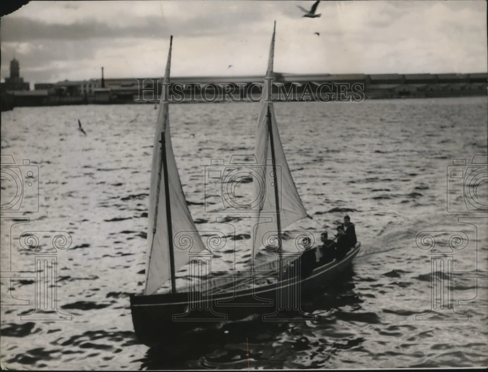 1937 Press Photo Home Fleet crews sail across Valetta Harbour during Spring race