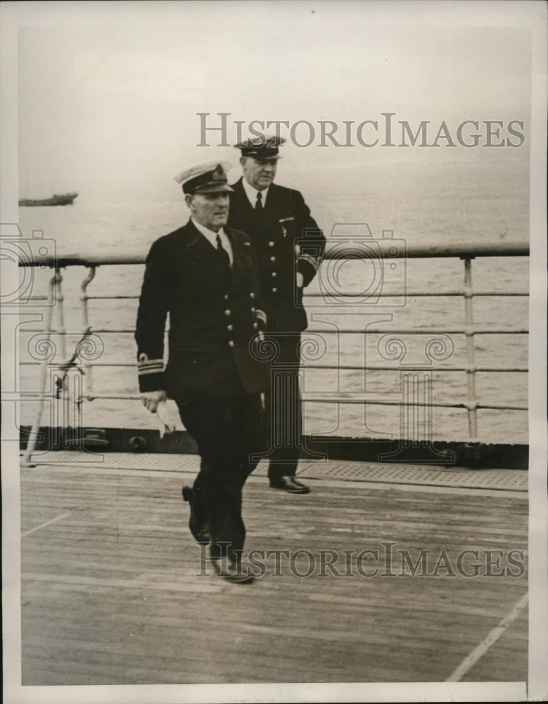 1940 Press Photo British Officers inspect the mails carried by the Manhattan
