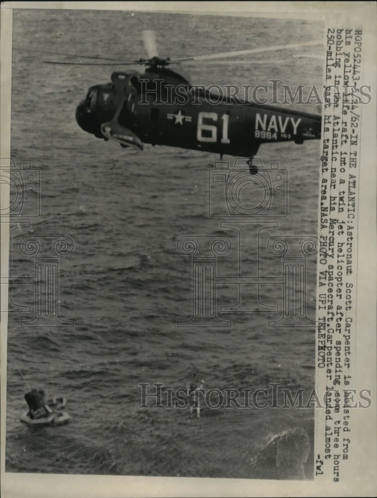 1962 Press Photo Astronaut Scott Carpenter hoisted from Life Raft at Atlantic