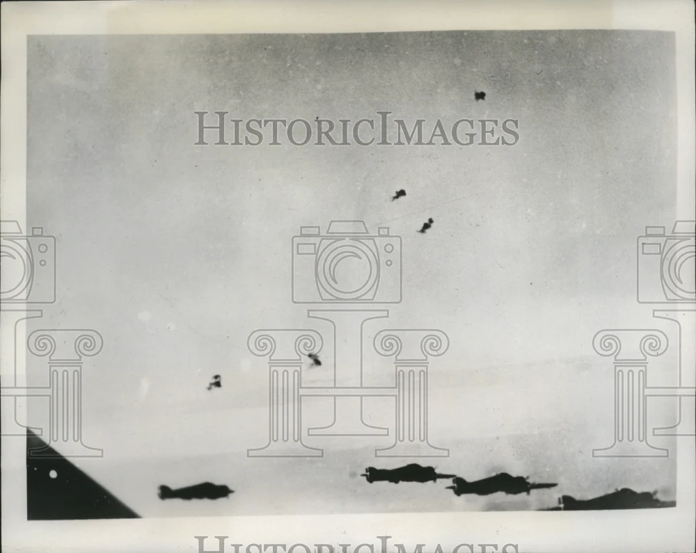 1941 Press Photo Italian bomber planes fly over Greek City during an air attack