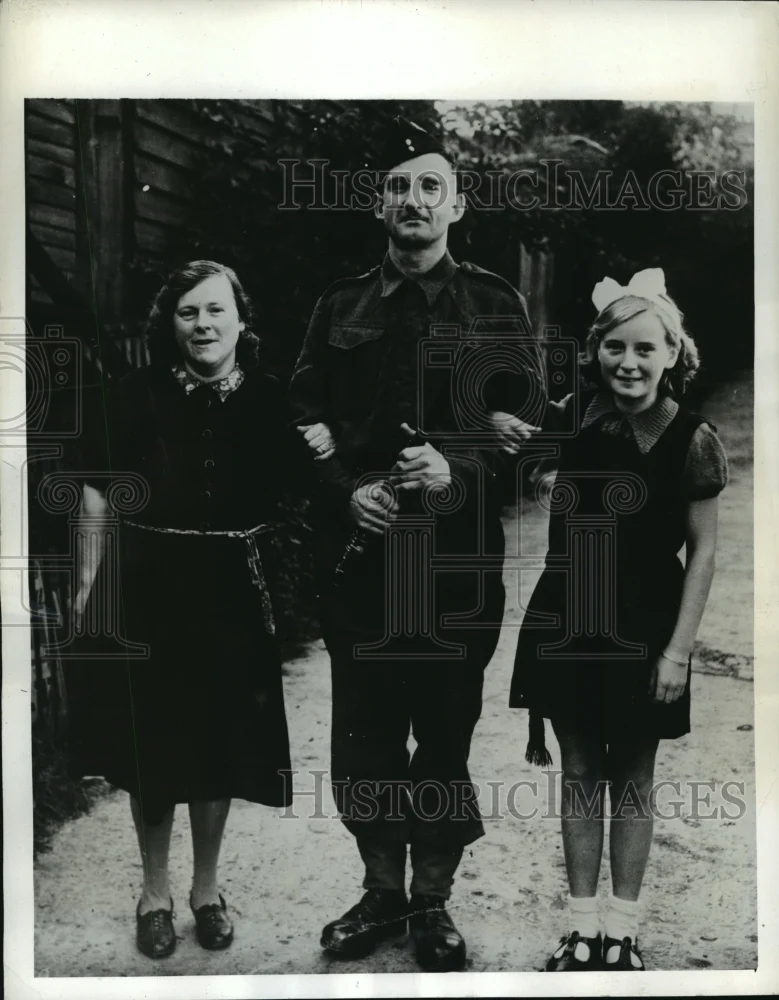1941 Press Photo Lance Corporal James William Shaw shown with his family