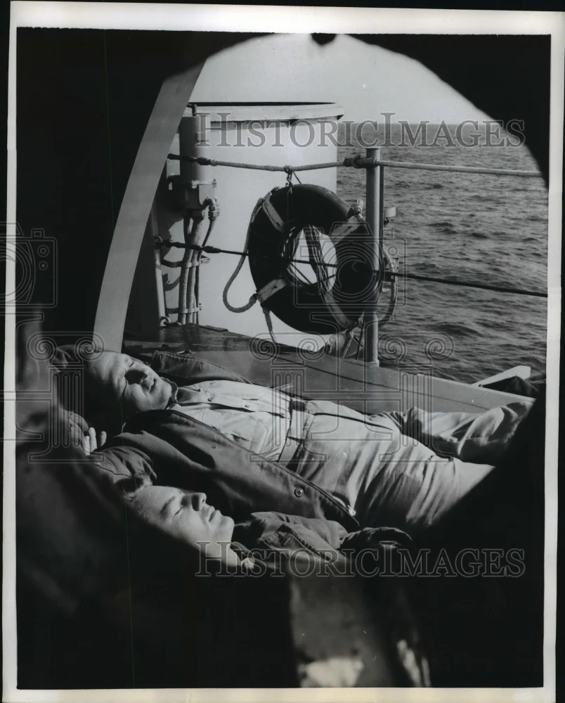 1956 Press Photo Naval Reserve Officers snoozing in the sun escorts USS Kyne