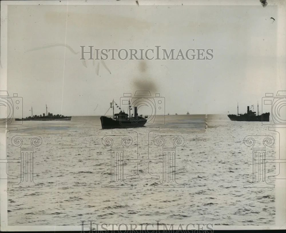 1939 Press Photo A British escort vessel protects a Merchant ship