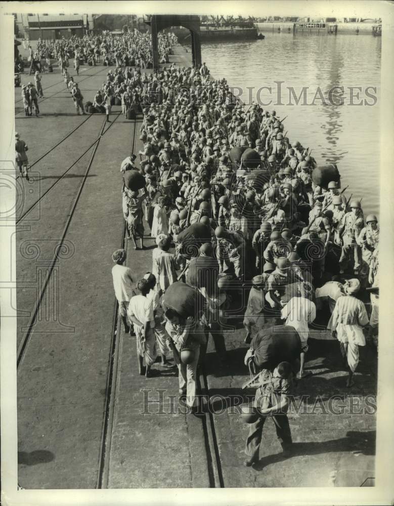 1943 Press Photo American Soldiers land and carry belongings in Indian Port