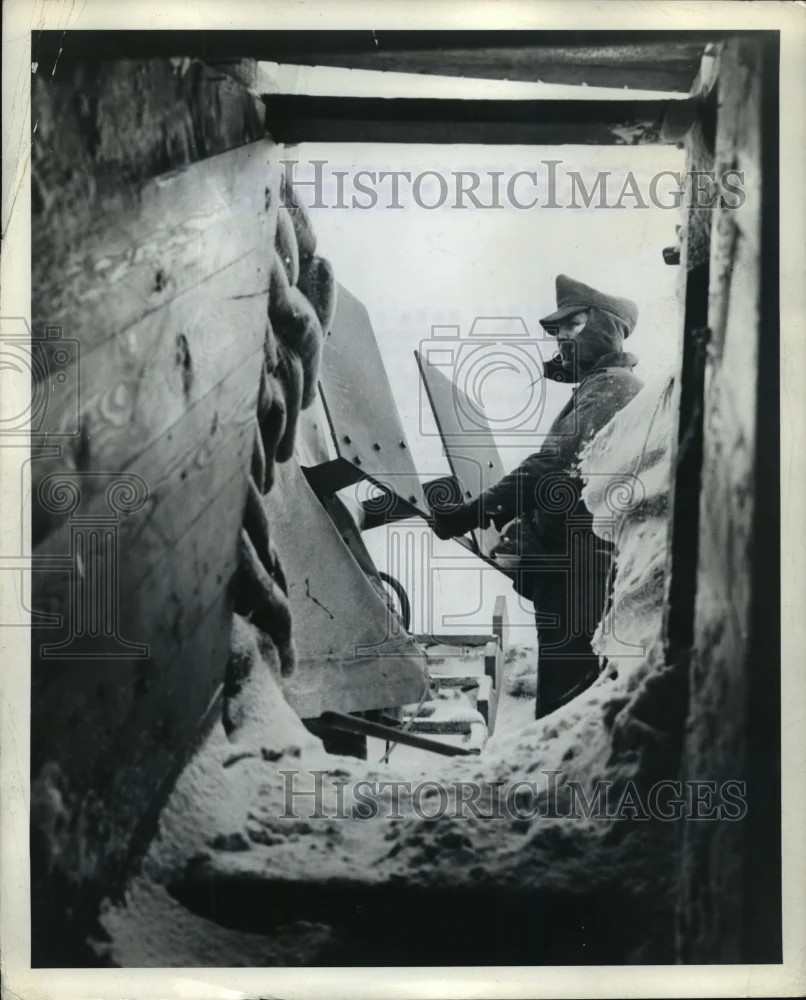 1943 Press Photo U.S. Marine Pvt. T.H. Dunn scans the horizon for enemy planes