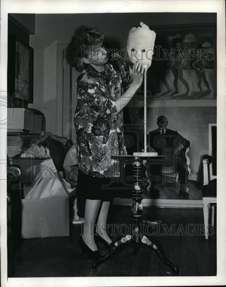 1942 Press Photo New York Sculptress Elise Shaver used broomstick NYC