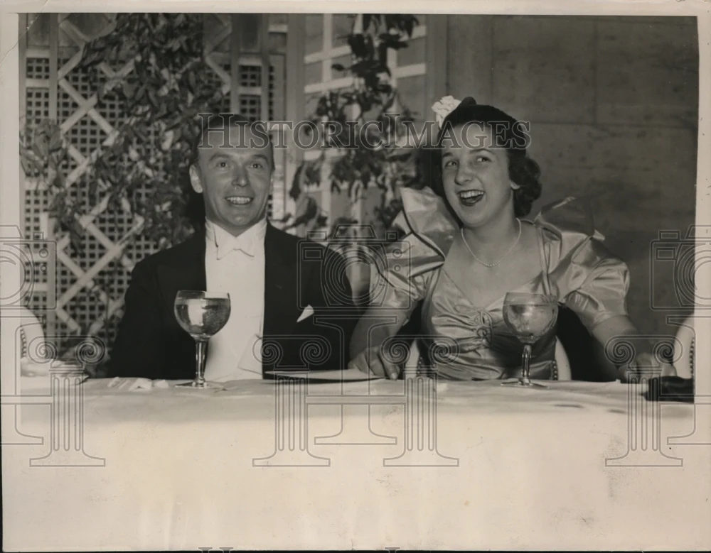 1937 Press Photo New York Ms Marion Burbank & Count Sienianski Dine at Hotel