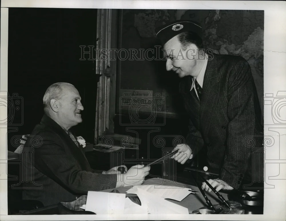 1940 Press Photo New York Samuel Lamport donates pianos to the Army NYC