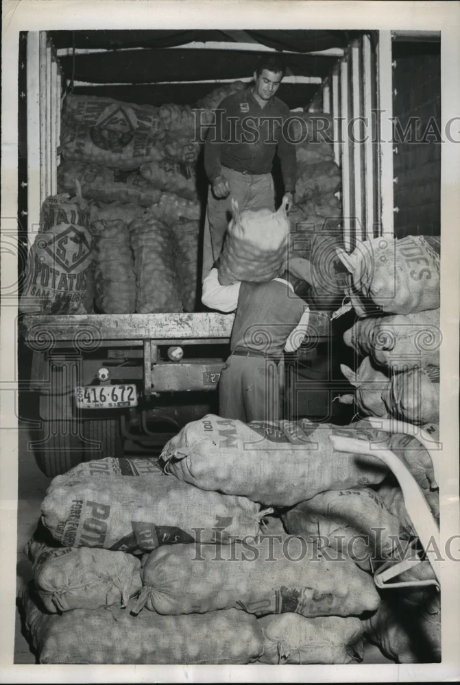 1952 Press Photo New York Potato Service Company Last Shipment in Shortage NYC