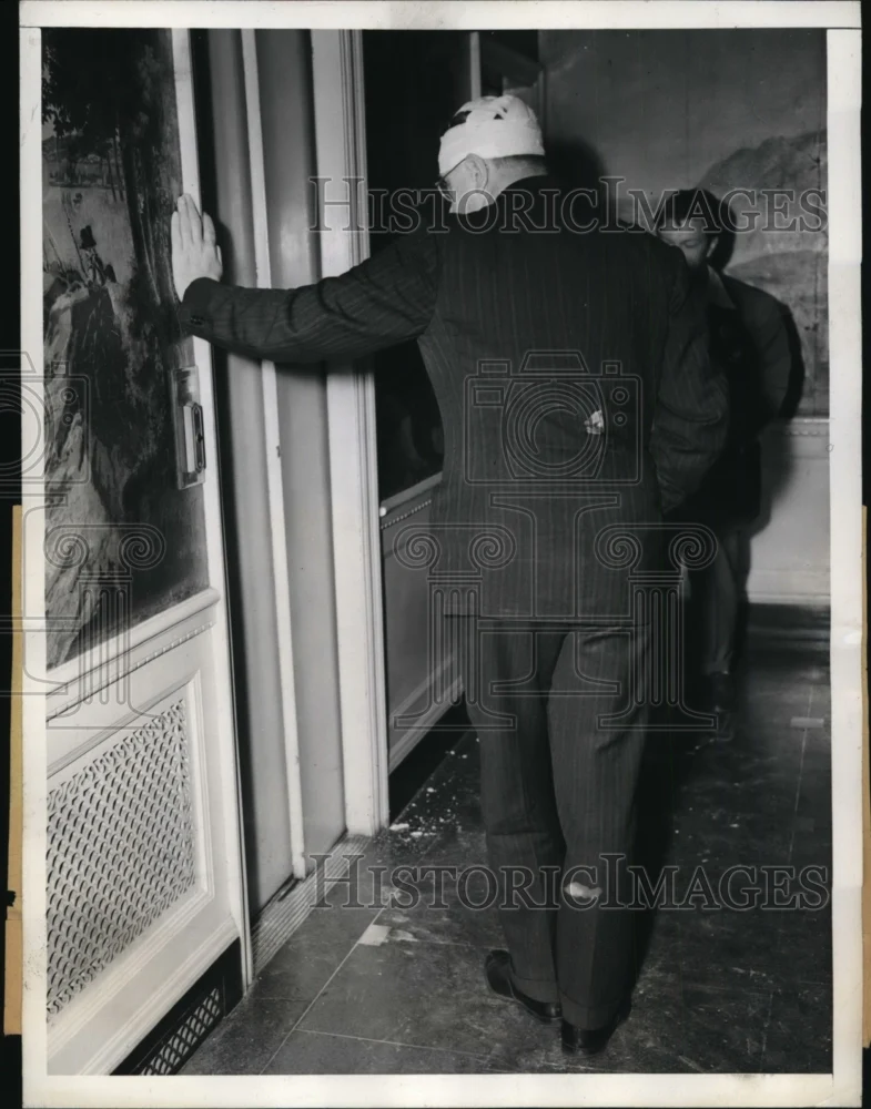 1942 Press Photo New York Suicide caused Explosion at 15 Story Manhattan Apart.