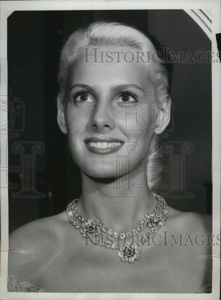 1950 Press Photo New York Giulianno Fritar jewelry modeled at show NYC