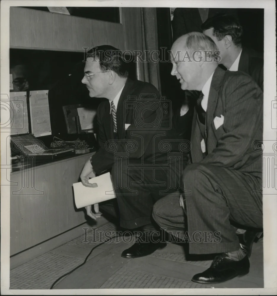 1946 Press Photo Albany NY Gov Thomas Dewey views Washington Address ANY