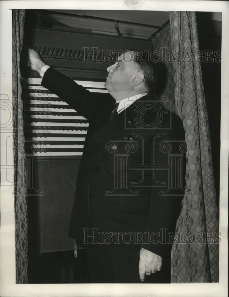 1945 Press Photo LaGuardia Casts His Vote NYC - neny26758