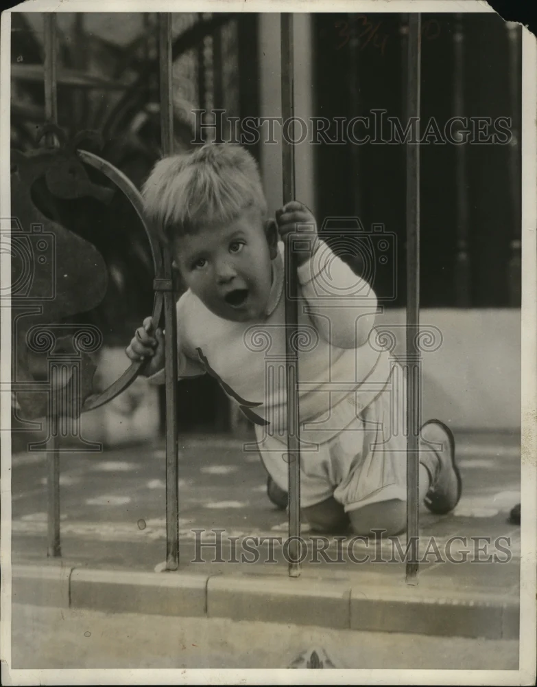 1931 Press Photo Charles Olsen pretends to be a lion in Miami Beach - neo03486