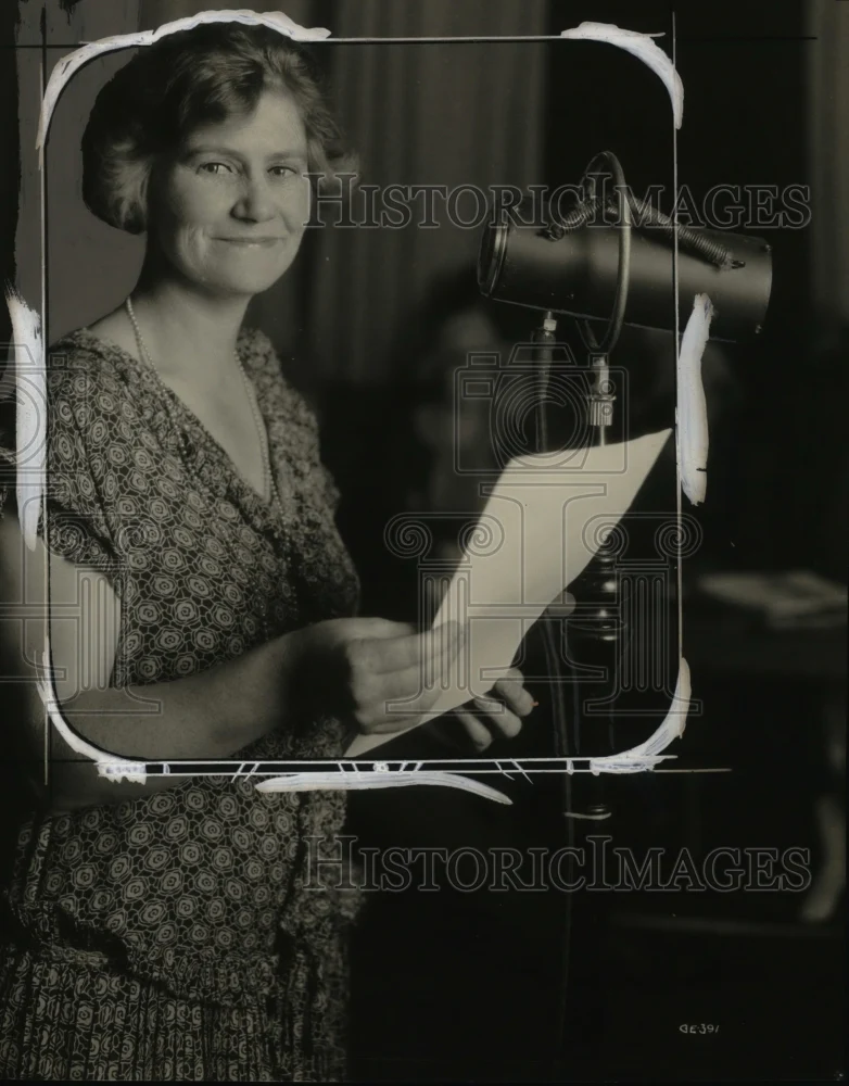 1925 Press Photo Henriette A. Johnson of Oakland Public Schools teaches classes