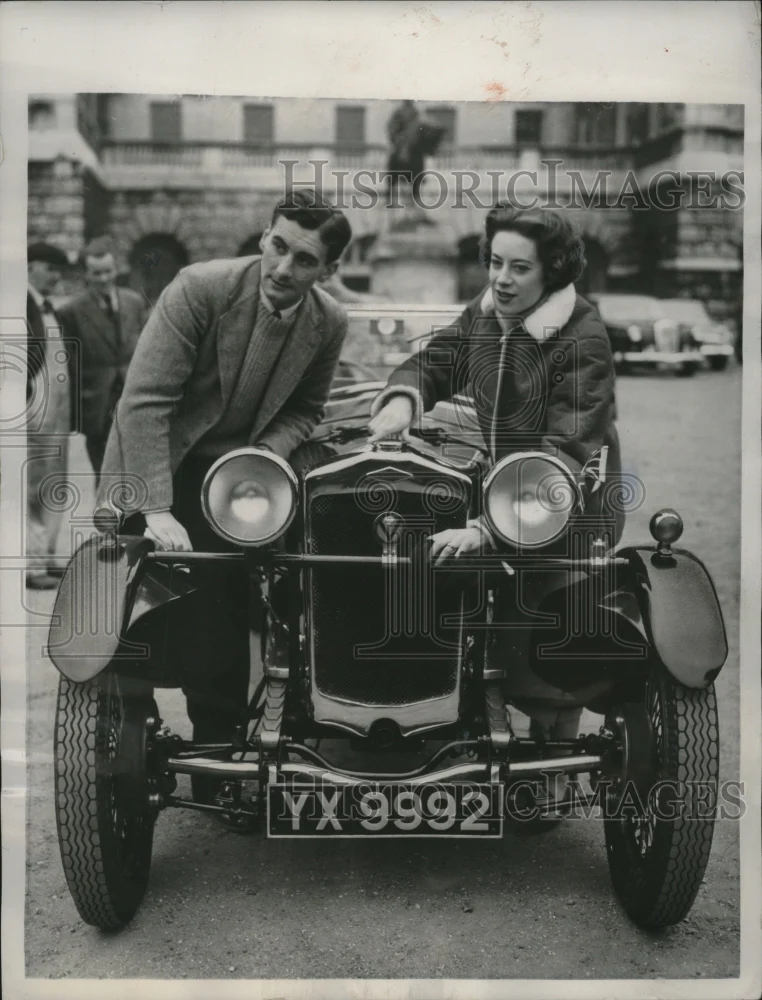 1957 Press Photo Honeymooners Alistair Pugh & Bride Sylvia Headed to US