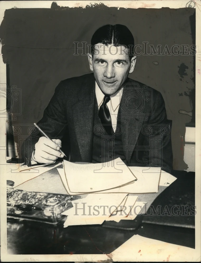1941 Press Photo Man at this desk - neo21457