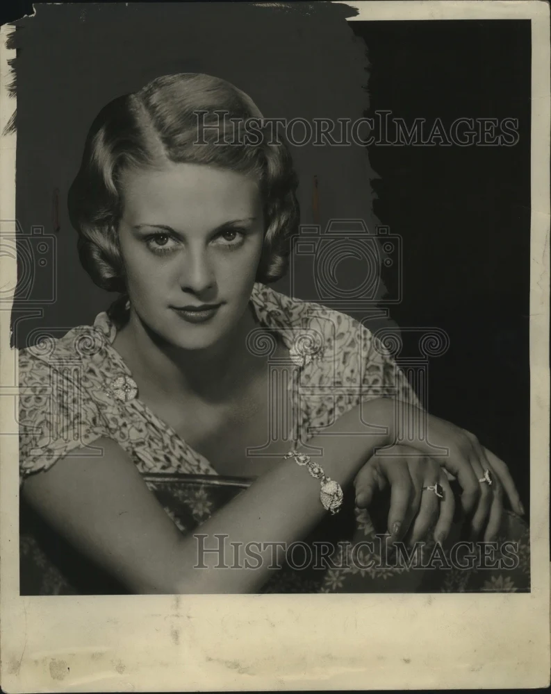 1932 Press Photo Tiny Seed Pearl Clips & Bracelet - neo24700