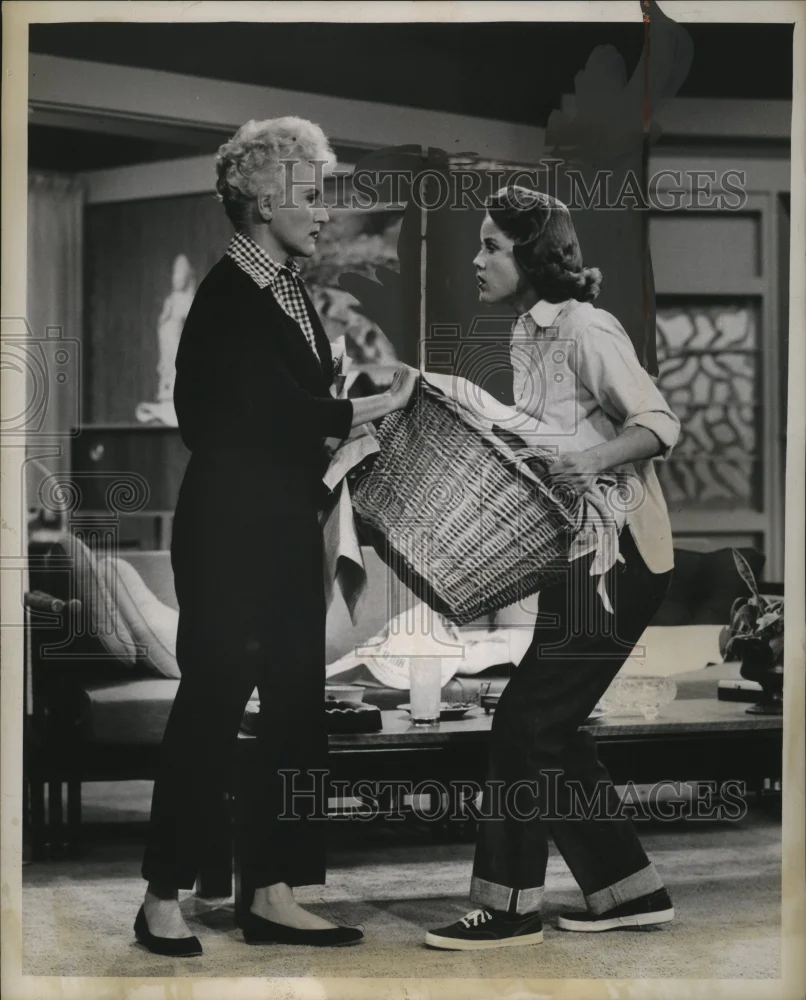 1957 Press Photo Margaret & Barbara Whiting - neo25575