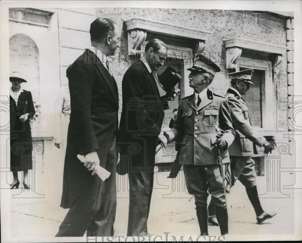 1937 Press Photo King Victor Emmanuel of Italy greets German ambassador
