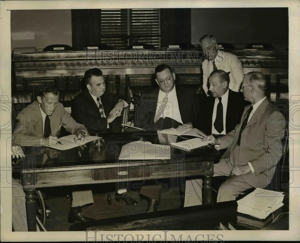 1945 Press Photo Interstate, Foreign Commerce committee Reps J Priest,G Sadowski