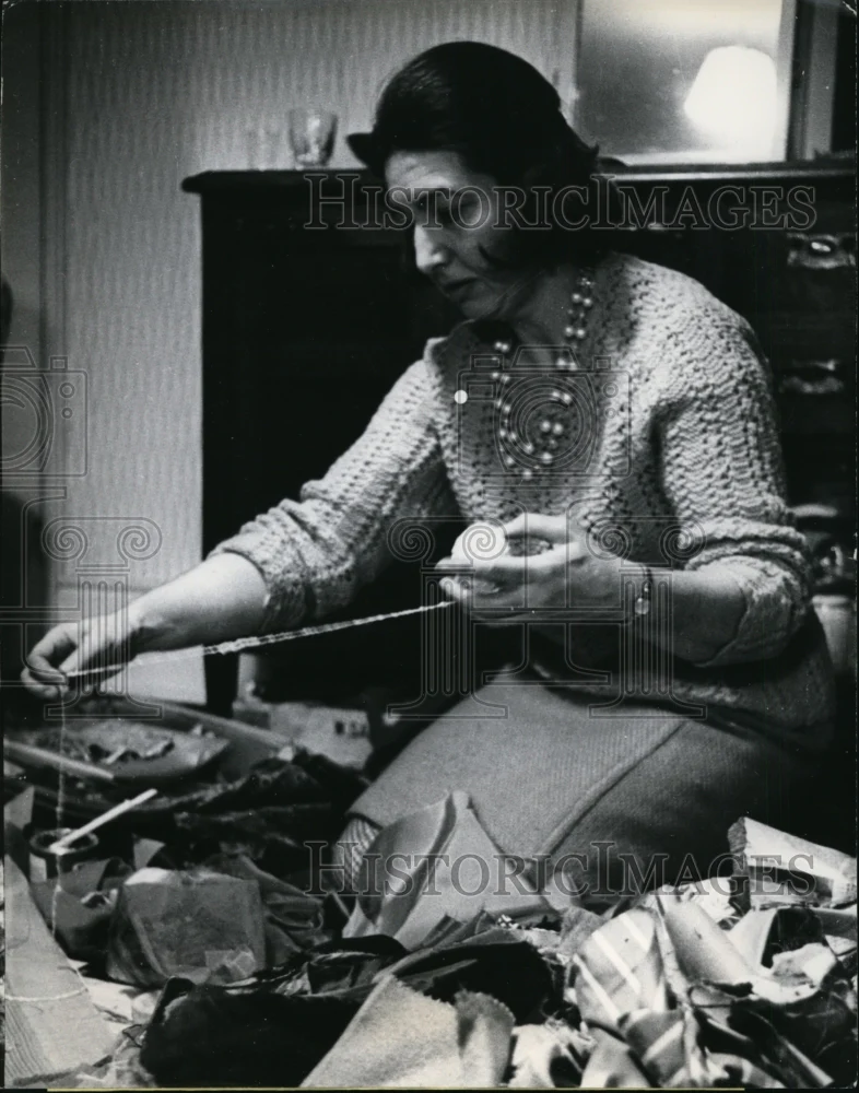 1966 Press Photo Barbara Rogers Making Collages from Rags, London, England