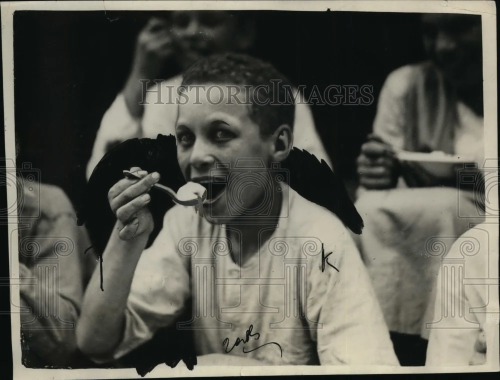 1922 Press Photo Boy Eating Ice Cream - nep07125