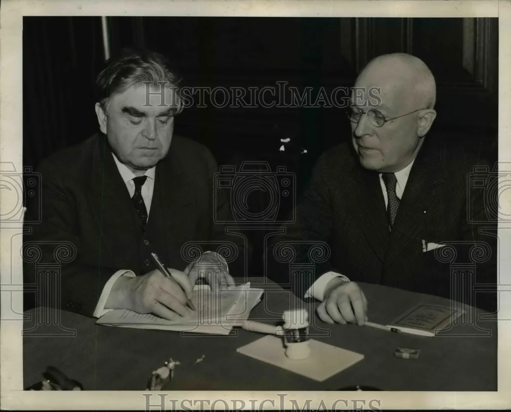 1941 Press Photo John L Lewis Signs Agreement with Hard Coal Operators