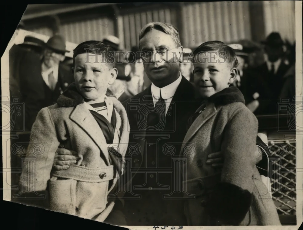 1923 Press Photo Senator Hiram Johnson w/ Granddaughters - nep08987