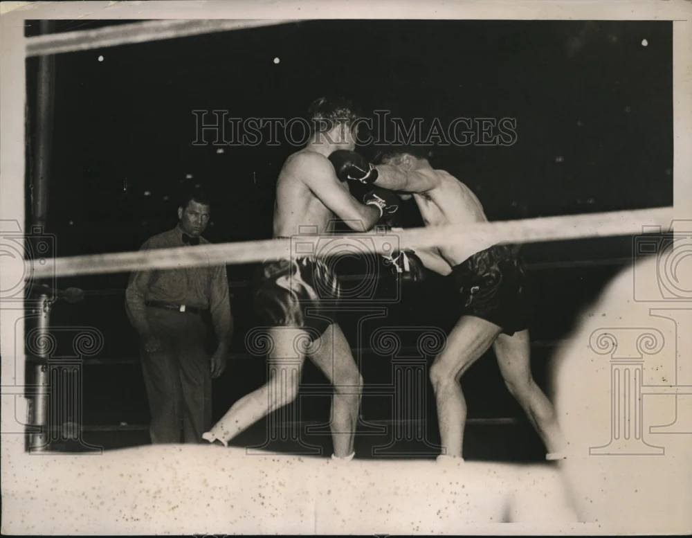 1935 Press Photo Barney Ross hit by left of Jimmy McLarnin, ref Jack Dempsey