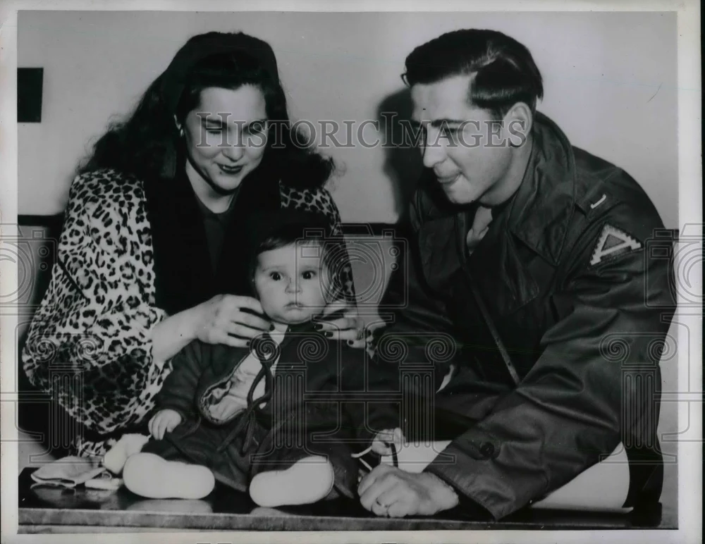 1946 Press Photo Mr., Mrs. Keith Dubois and Son Keith Allen Dubois - nex01981