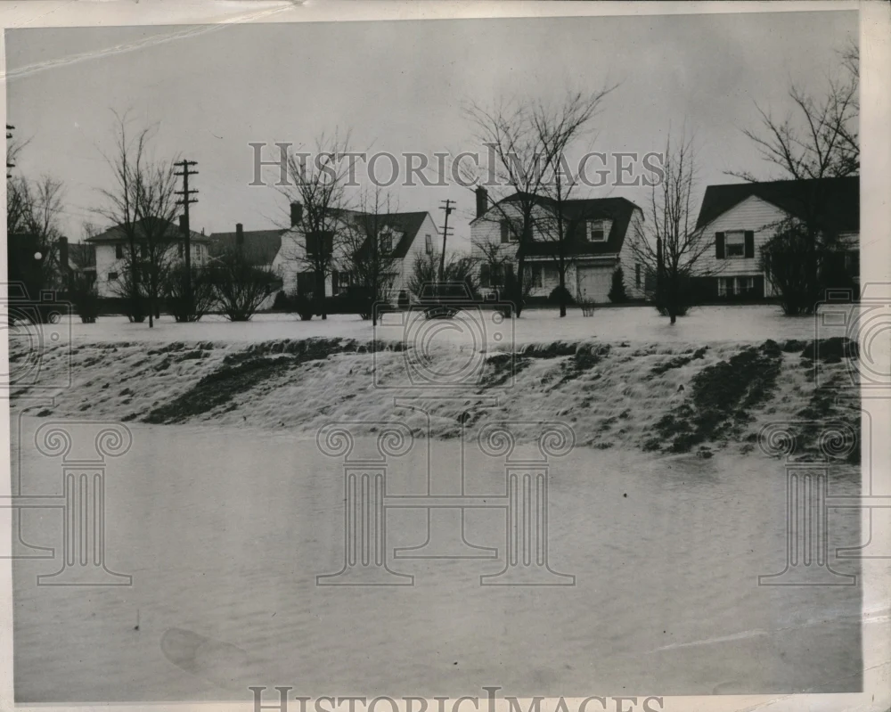 1944 Press Photo Ft Wayne Indiana Flood Maumee River five feet above flood stag
