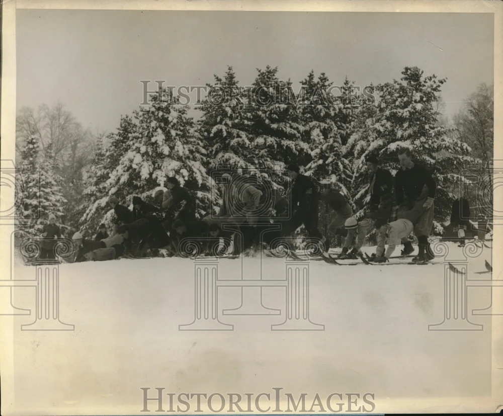 1929 Press Photo The Start Of The Chariot Race On Skis Lake Placid