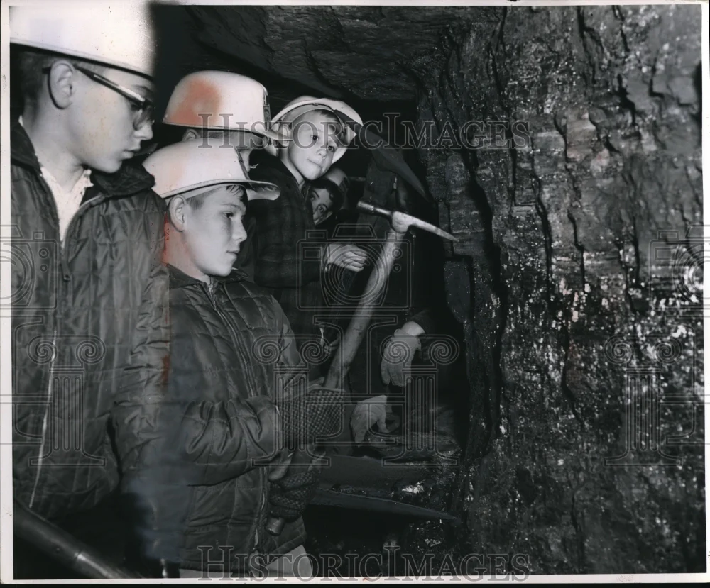 1963 Press Photo Visitors Are Free To Dig Out Coal Samples At Seldom Seen Valley