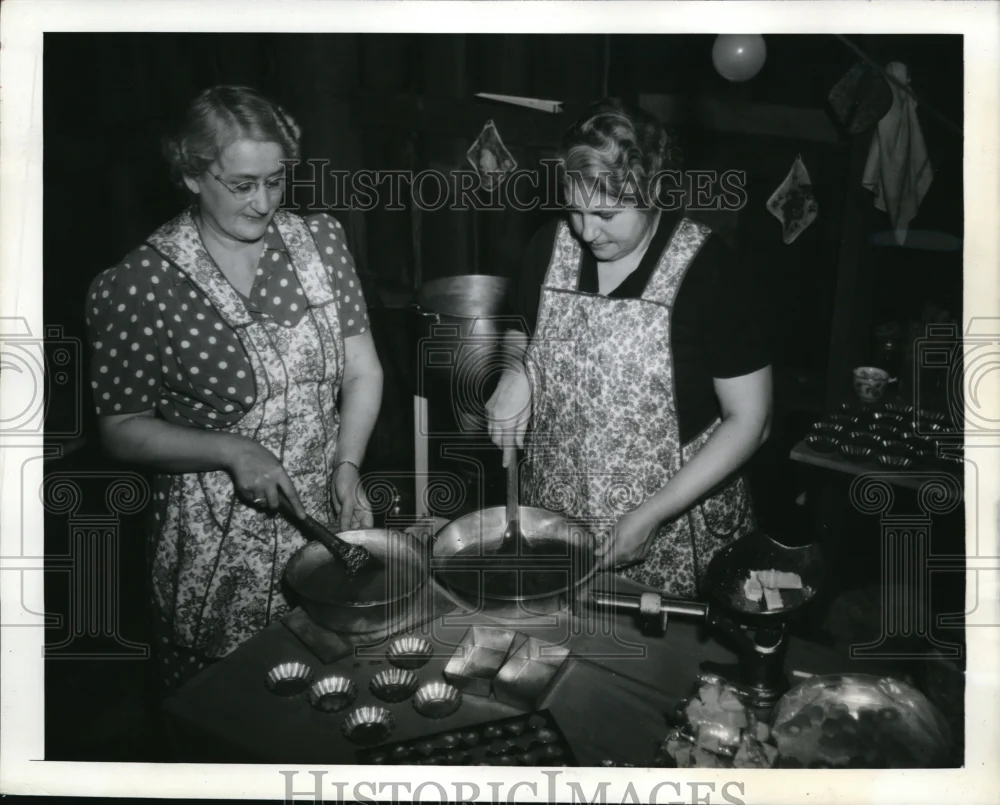 1942 Press Photo Mrs. Carl W. Shiffler, Archie Stone Making Maple Sugar Candy